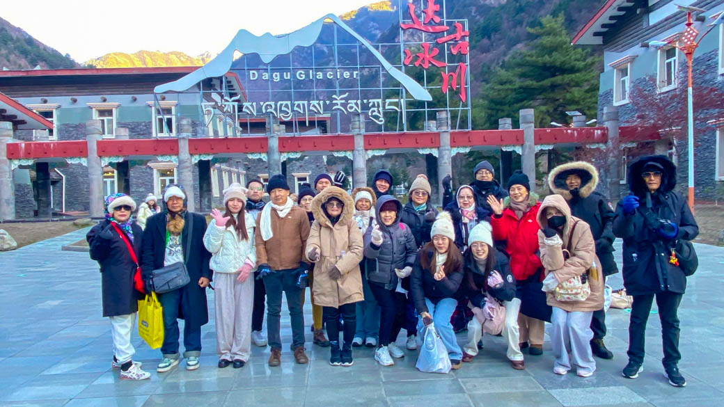 พิชิต 3 อุทยานสุดยิ่งใหญ่ เฉิงตู สี่ดรุณี ต๋ากู่ จิ่วจ้ายโกว 6D 5N 05 ธ.ค. - 10 ธ.ค. 68