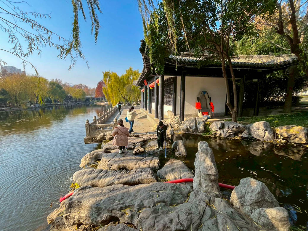 เมืองฟีลยุโรป ริมทะเลสาปสุดชิค ชิงเต่า รื่อจ้าว หลินอี๋ 8D 6N 05 ธ.ค. - 12 ธ.ค. 68